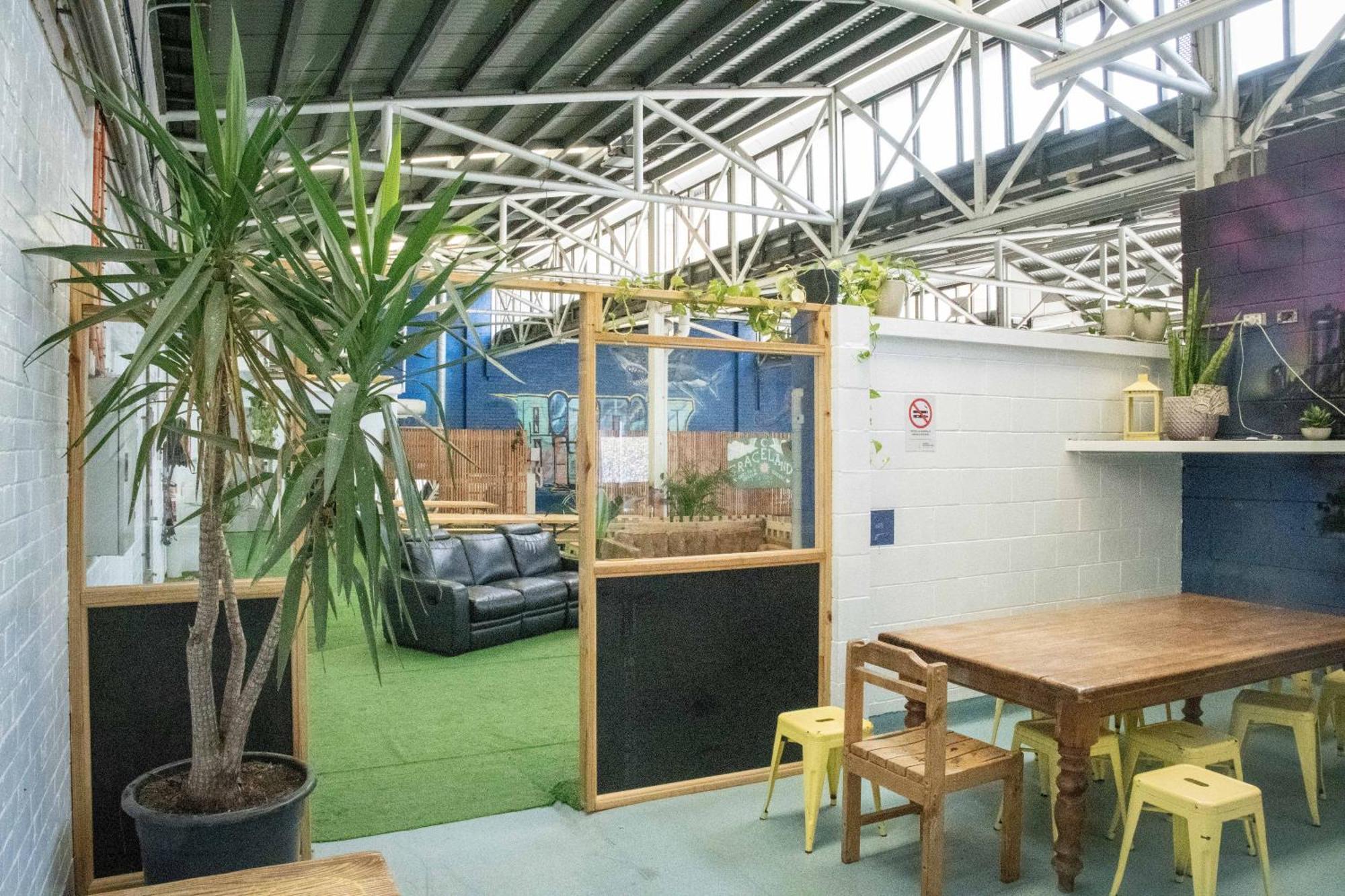 Habitat Backpackers Hostel Бризбейн Екстериор снимка